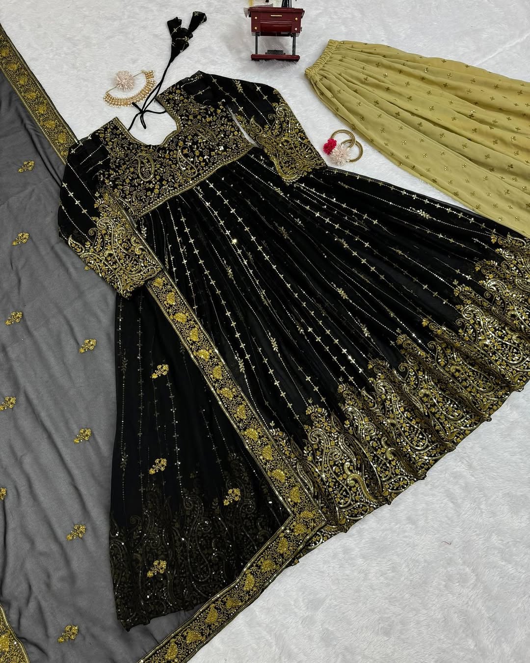 5000 Series Luxe Threadwork Gown Set